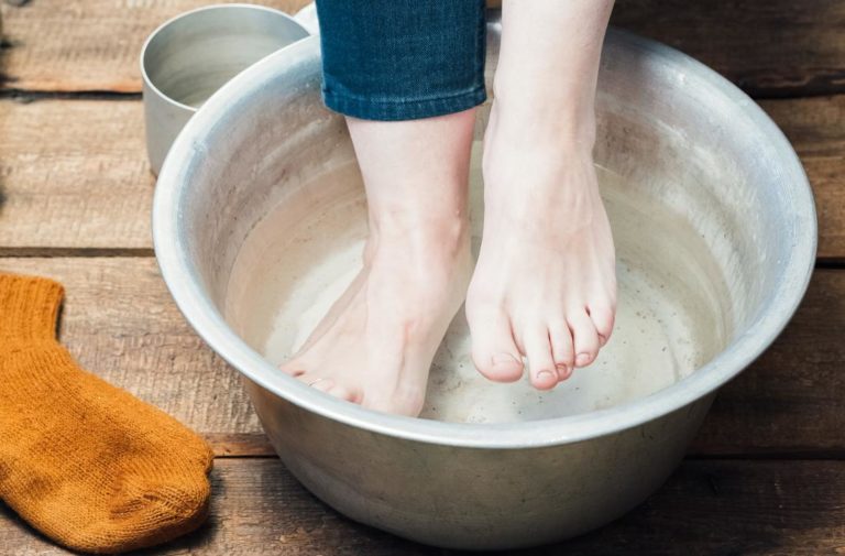 How to Make a Vinegar Foot Soak :skincaretopnews