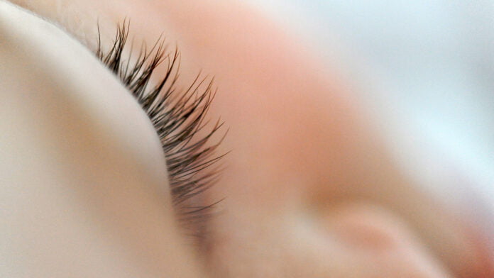 6 Expert Tips on How to Get Longer Eyelashes
