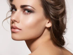 Akşam rutini: Temizleme jeli: Yağ bazlı olanlar makyajı da yıkamak için daha iyidir. Toner. AHA/BHA serumu. Retinol serumu. Hafif nemlendirici. Haftada bir kez kil maskesi kullanın. Ayrıca iyi yüz yağı haftada bir kez uygulanabilir. Herkes için ipuçları: Daha sağlıklı ışıldayan bir cildin anahtarı: Doğal yağın cilt üzerinde kalması için yüzünüzü fazla yıkamamayı unutmayın. Sert kimyasallar içermediği için organik botanik temizleyicileri ve meyve özleri olanları tercih edin. Cildinize sayısız vitamin içeren bir büfeyi tedavi etmek için arada bir zerdeçal maskeleri, aloe vera ve salatalık maskeleri kullanmayı deneyin. Yüzünüze herhangi bir zarar gelmemesi için cildinize daima hafif masaj yapın.