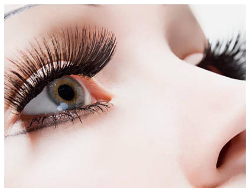 A guideline to make eyelash serum at home for perfect eyelashes